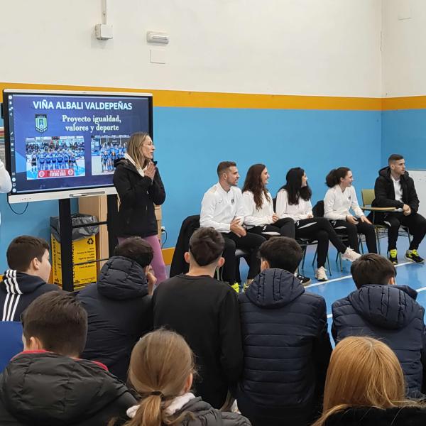 NOTICIA| EL VIA ALBALI VALDEPEAS VISIT EL IES FRANCISCO NIEVA