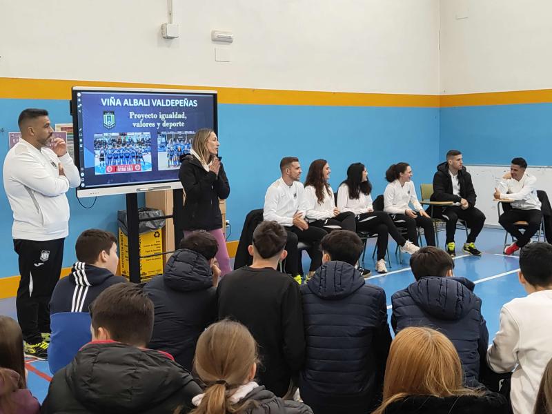 NOTICIA| EL VIA ALBALI VALDEPEAS VISIT EL IES FRANCISCO NIEVA