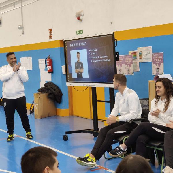 NOTICIA| EL VIA ALBALI VALDEPEAS VISIT EL IES FRANCISCO NIEVA