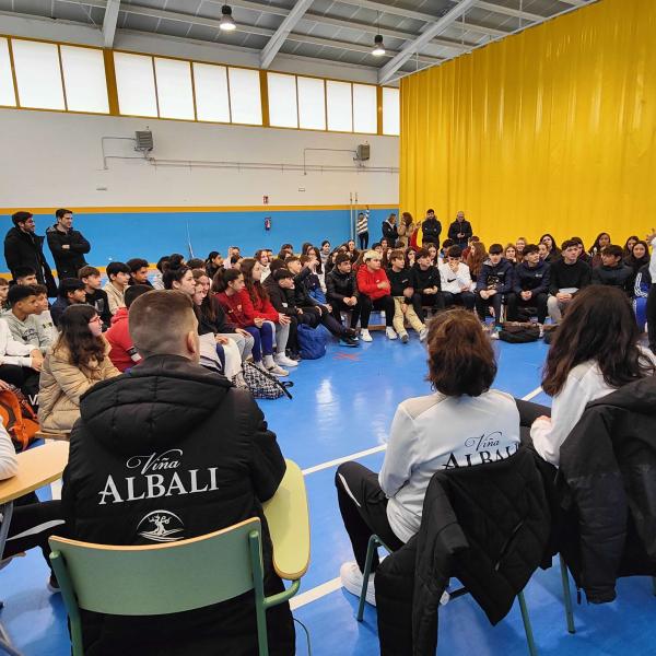 NOTICIA| EL VIA ALBALI VALDEPEAS VISIT EL IES FRANCISCO NIEVA
