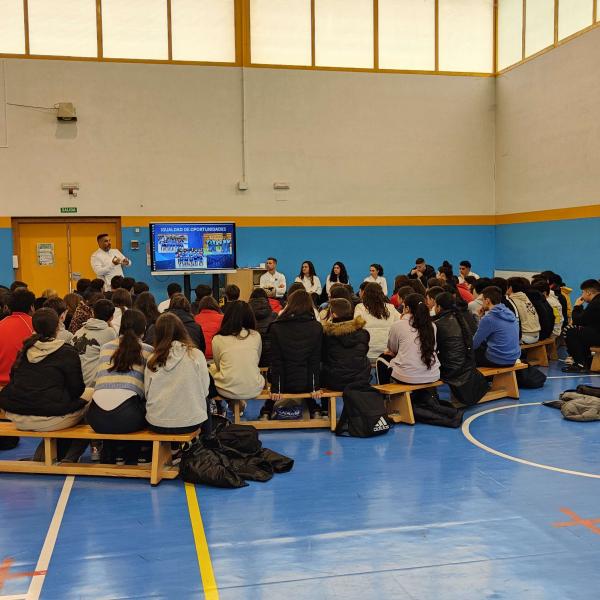 NOTICIA| EL VIA ALBALI VALDEPEAS VISIT EL IES FRANCISCO NIEVA