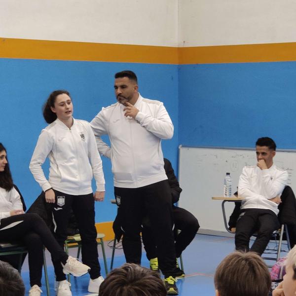 NOTICIA| EL VIA ALBALI VALDEPEAS VISIT EL IES FRANCISCO NIEVA