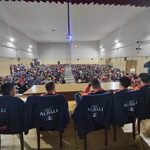 NOTICIA| EL VIA ALBALI VALDEPEAS VISIT EL IES BERNARDO DE BALBUENA