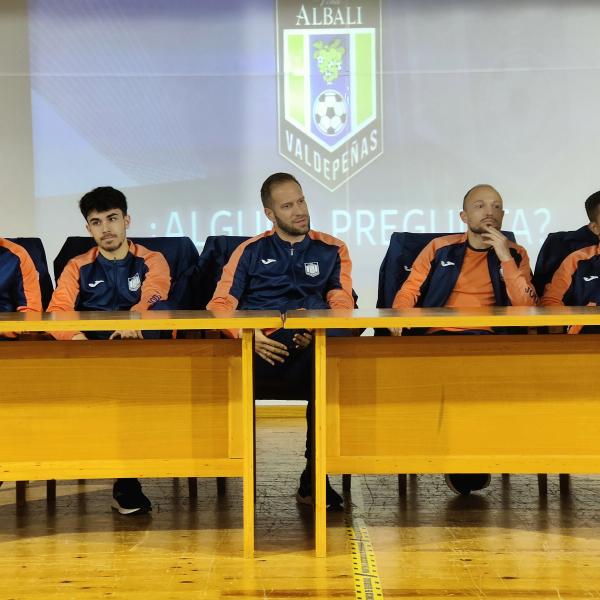 NOTICIA| EL VIA ALBALI VALDEPEAS VISIT EL IES BERNARDO DE BALBUENA