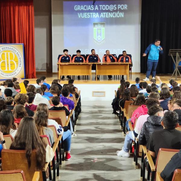 NOTICIA| EL VIA ALBALI VALDEPEAS VISIT EL IES BERNARDO DE BALBUENA