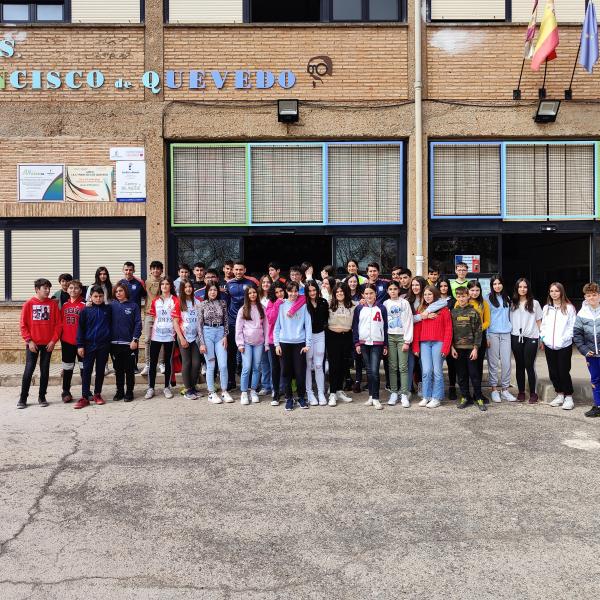 NOTICIA| EL VIA ALBALI VALDEPEAS, CON LOS ALUMNOS Y ALUMNAS DEL IES FRANCISCO DE QUEVEDO