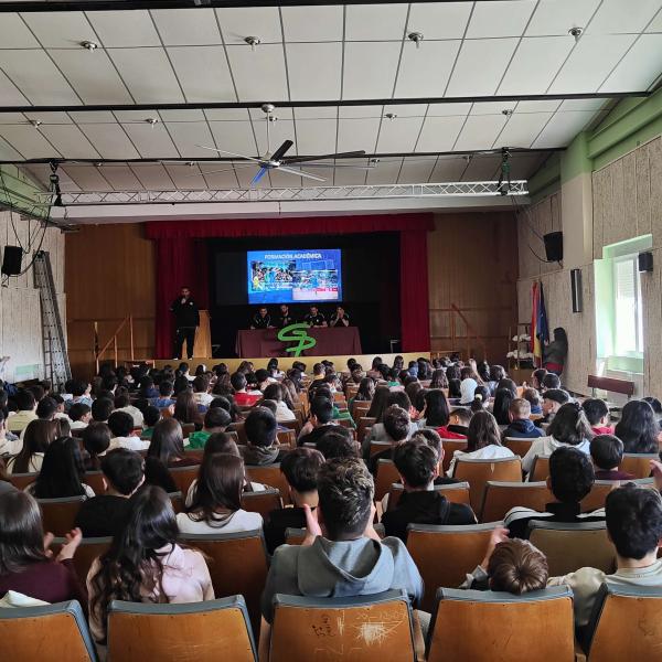 NOTICIA | EL VIA ALBALI VALDEPEAS VISIT EL IES GREGORIO PRIETO