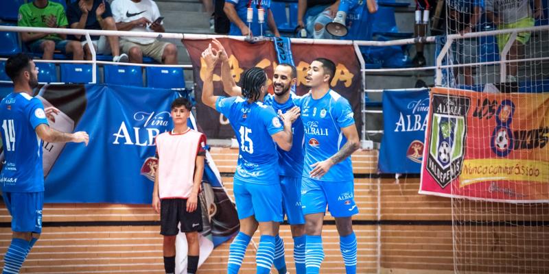 10-0 | EL VIA ALBALI VALDEPEAS SE GUSTA EN EL ESTRENO ANTE SU AFICIN