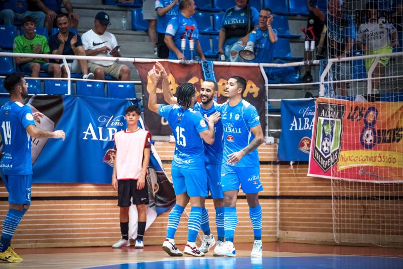 10-0 | EL VIA ALBALI VALDEPEAS SE GUSTA EN EL ESTRENO ANTE SU AFICIN