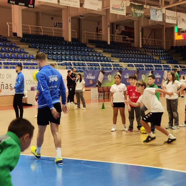 NOTICIA | EL VIA ALBALI VALDEPEAS ENTREN CON CIENTOS DE ESCOLARES