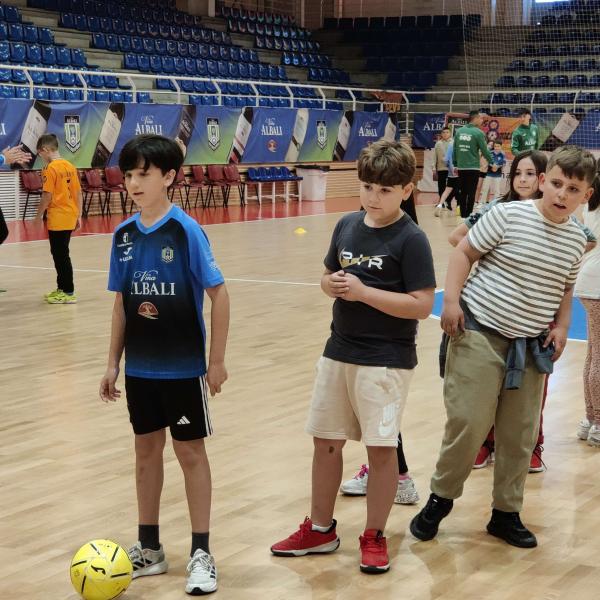 NOTICIA | EL VIA ALBALI VALDEPEAS ENTREN CON CIENTOS DE ESCOLARES
