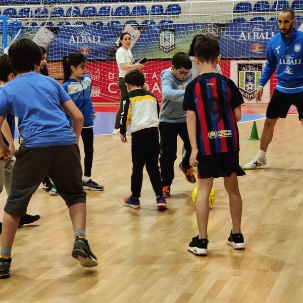 NOTICIA | EL VIA ALBALI VALDEPEAS ENTREN CON CIENTOS DE ESCOLARES