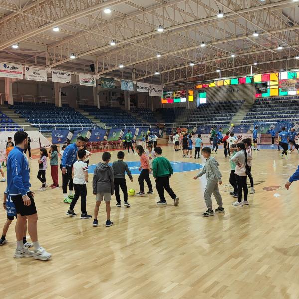 NOTICIA | EL VIA ALBALI VALDEPEAS ENTREN CON CIENTOS DE ESCOLARES