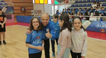 NOTICIA | EL VIA ALBALI VALDEPEAS ENTREN CON CIENTOS DE ESCOLARES