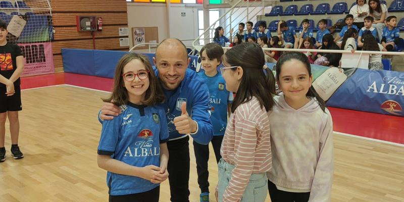 NOTICIA | EL VIA ALBALI VALDEPEAS ENTREN CON CIENTOS DE ESCOLARES