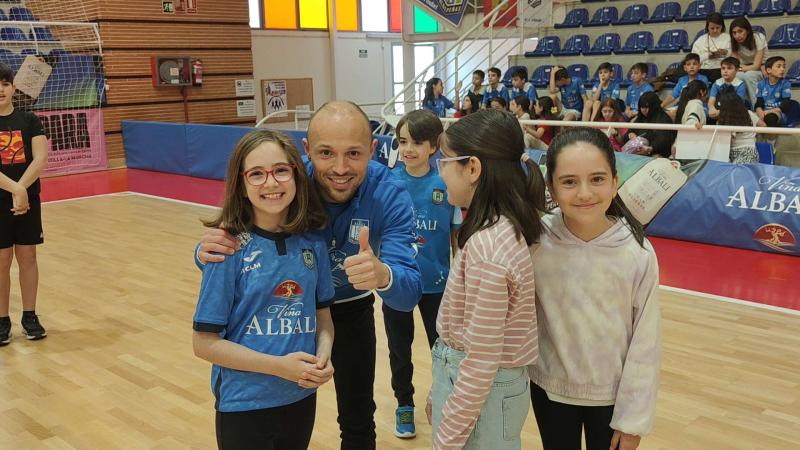 NOTICIA | EL VIÑA ALBALI VALDEPEÑAS ENTRENÓ CON CIENTOS DE ESCOLARES