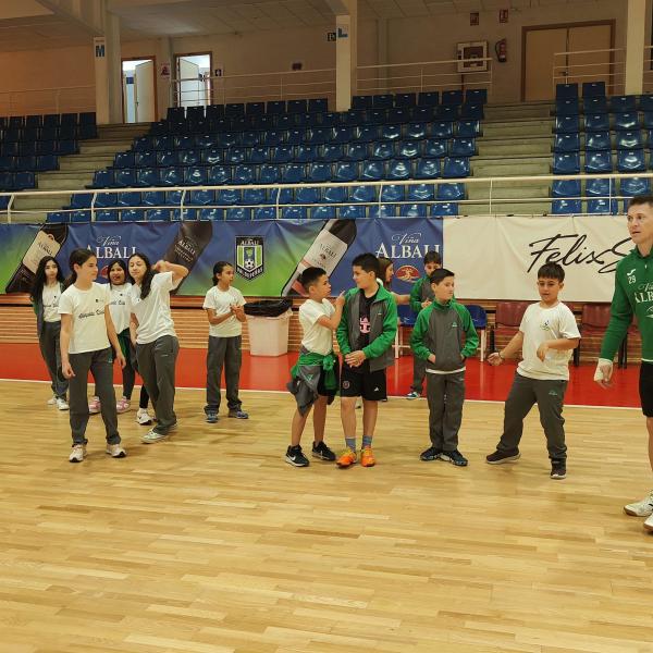 NOTICIA | EL VIA ALBALI VALDEPEAS ENTREN CON CIENTOS DE ESCOLARES