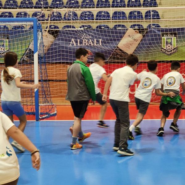NOTICIA | EL VIA ALBALI VALDEPEAS ENTREN CON CIENTOS DE ESCOLARES