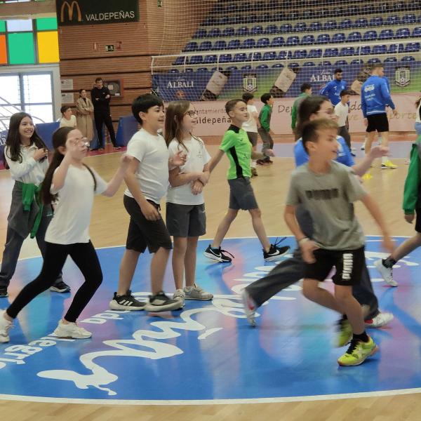 NOTICIA | EL VIA ALBALI VALDEPEAS ENTREN CON CIENTOS DE ESCOLARES