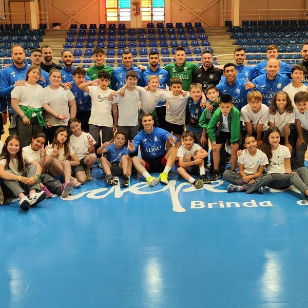 NOTICIA | EL VIA ALBALI VALDEPEAS ENTREN CON CIENTOS DE ESCOLARES