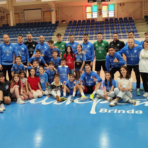 NOTICIA | EL VIA ALBALI VALDEPEAS ENTREN CON CIENTOS DE ESCOLARES