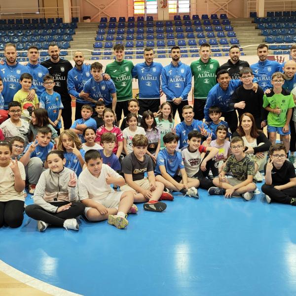 NOTICIA | EL VIA ALBALI VALDEPEAS ENTREN CON CIENTOS DE ESCOLARES