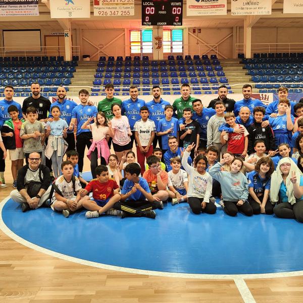 NOTICIA | EL VIA ALBALI VALDEPEAS ENTREN CON CIENTOS DE ESCOLARES