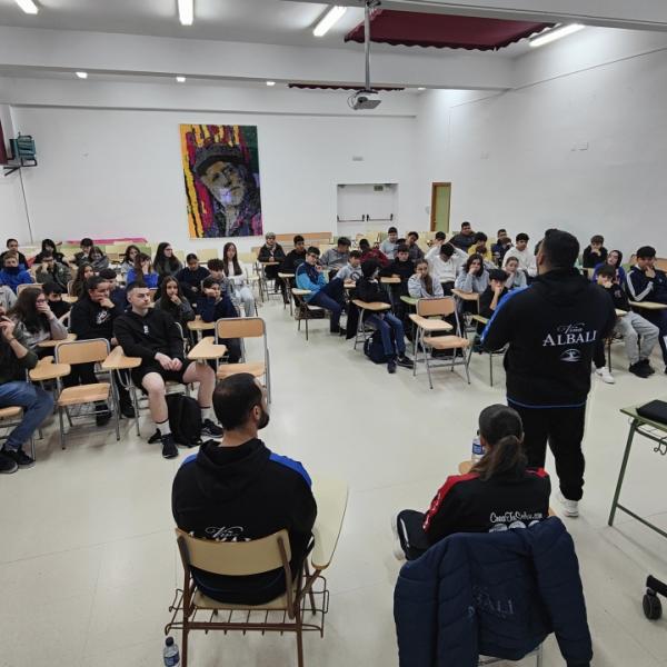 NOTICIA| EL VIA ALBALI VALDEPEAS, PRESENTE EN EL IES FRANCISCO NIEVA