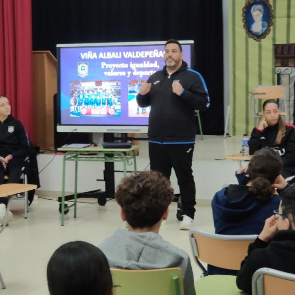NOTICIA| EL VIA ALBALI VALDEPEAS, PRESENTE EN EL IES FRANCISCO NIEVA