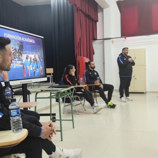 NOTICIA| EL VIA ALBALI VALDEPEAS, PRESENTE EN EL IES FRANCISCO NIEVA