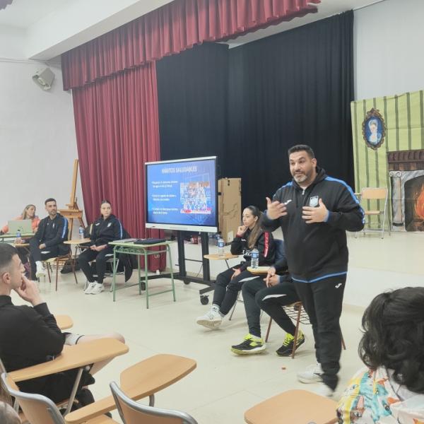 NOTICIA| EL VIA ALBALI VALDEPEAS, PRESENTE EN EL IES FRANCISCO NIEVA