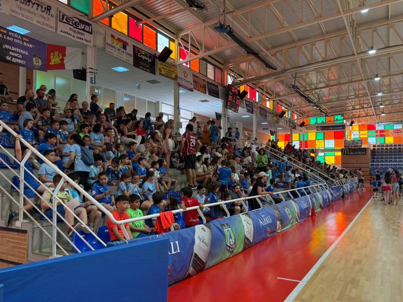 NOTICIA | La Fiesta Fin de Temporada del Vi�a Albali Valdepe�as re�ne a cientos de aficionados en el ‘Virgen de la Cabeza’