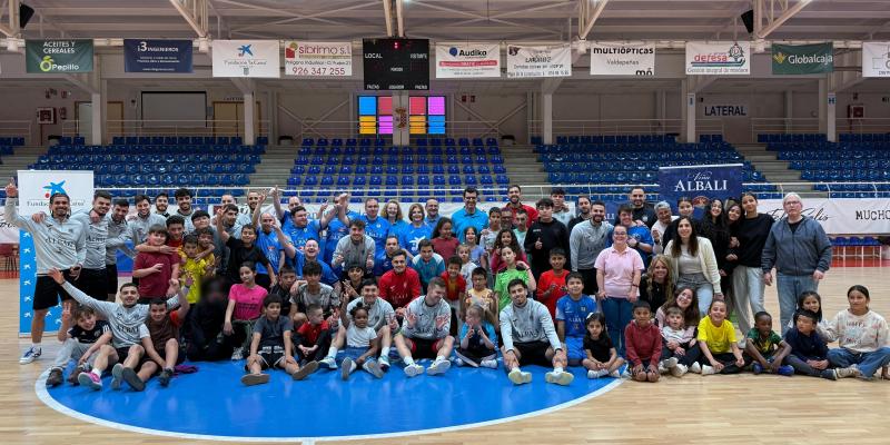 NOTICIA | Una tarde de f�tbol sala, convivencia y solidaridad en el ‘Virgen de la Cabeza’