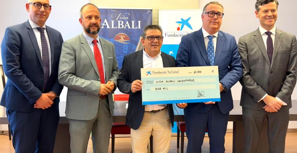 NOTICIA | Vi�a Albali Valdepe�as y Fundaci�n La Caixa renuevan su convenio de colaboraci�n