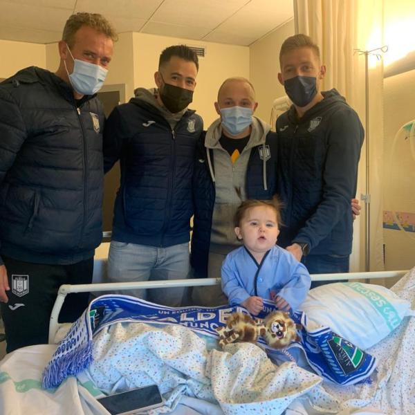 NOTICIA| EL VIÑA ALBALI VALDEPEÑAS VISITA A LOS NIÑOS Y NIÑAS DEL HOSPITAL