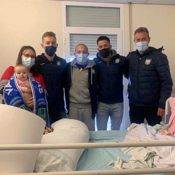 NOTICIA| EL VIÑA ALBALI VALDEPEÑAS VISITA A LOS NIÑOS Y NIÑAS DEL HOSPITAL