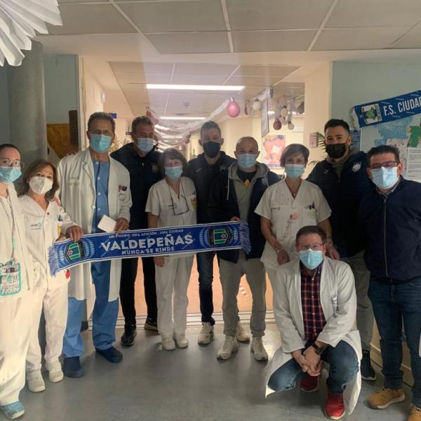 NOTICIA| EL VIÑA ALBALI VALDEPEÑAS VISITA A LOS NIÑOS Y NIÑAS DEL HOSPITAL