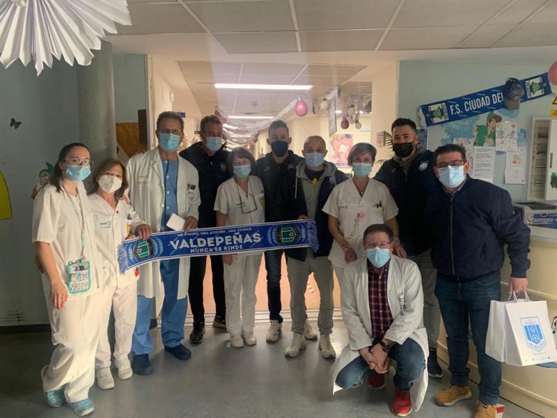 NOTICIA| EL VIÑA ALBALI VALDEPEÑAS VISITA A LOS NIÑOS Y NIÑAS DEL HOSPITAL