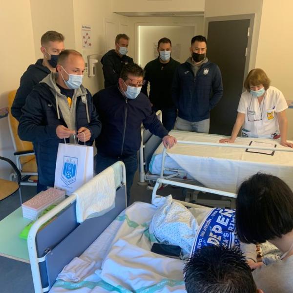 NOTICIA| EL VIÑA ALBALI VALDEPEÑAS VISITA A LOS NIÑOS Y NIÑAS DEL HOSPITAL