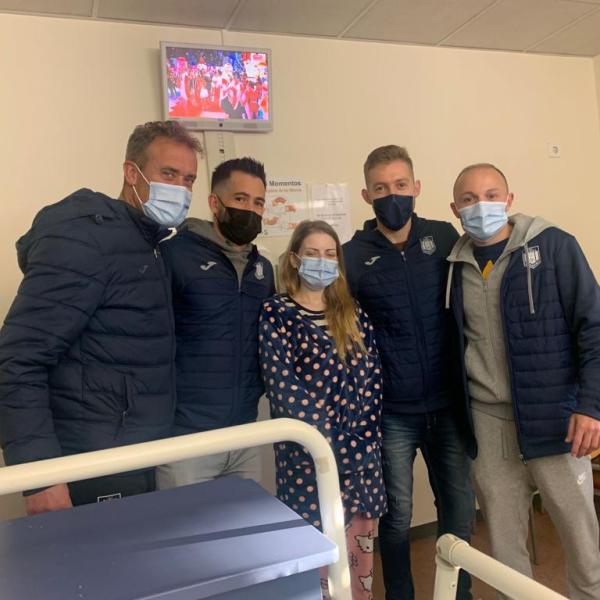 NOTICIA| EL VIÑA ALBALI VALDEPEÑAS VISITA A LOS NIÑOS Y NIÑAS DEL HOSPITAL