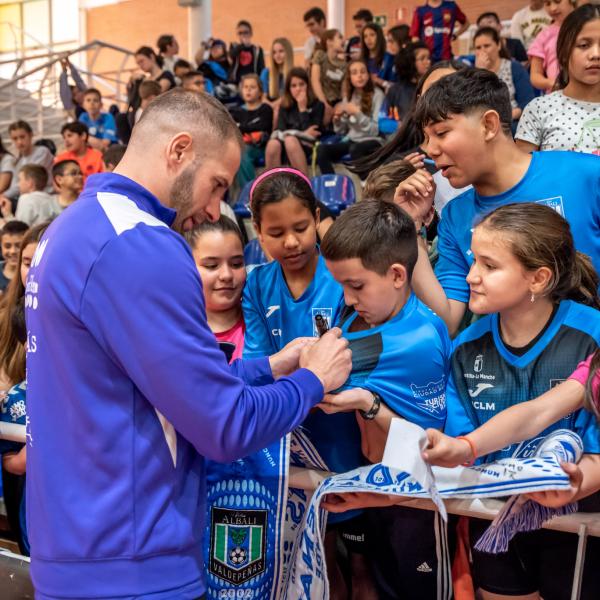 NOTICIA| EL VIA ALBALI VALDEPEAS COMPARTI LA MAANA CON CIENTOS DE ESCOLARES